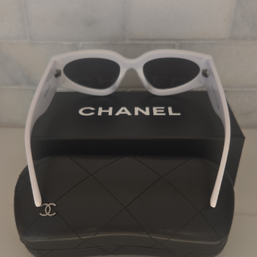 CHANEL Monochrome Sunglasses - Picture 3 of 5